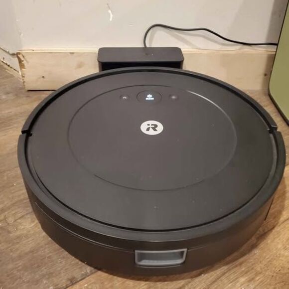 Roomba ESSENTIAL Q012020 vacuum robot with charger base - Picture 2 of 5